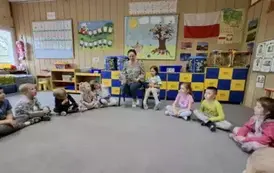 Mama Oli czyta dzieciom