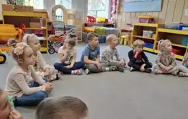 Dzieci słuchają czytanej bajki