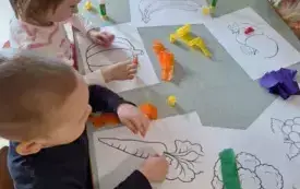 MOTYLKI PRZYGOTOWUJĄ PRACE PLASTYCZNĄ-WYKLEJAJĄ BIBUŁĄ SZABLONY OWOC&Oacute;W