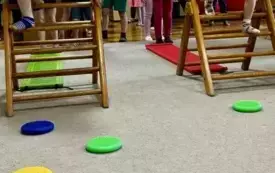 MIĘDZYGRUPOWE ZAWODY SPORTOWE. DZIECI POKONUJĄ TOR PRZESZK&Oacute;D
