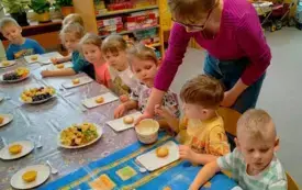 GRUPA WIEWI&Oacute;RKI PRZYGOTOWUJE BABECZKI Z OWOCAMI