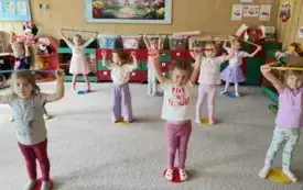 ĆWICZENIA GIMNASTYCZNE W GRUPIE BIEDRONKI