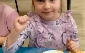 DZIEWCZYNKA DEGUSTUJE BABECZKĘ Z OWOCAMI