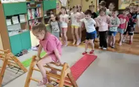 TOR PRZESZK&Oacute;D-DZIEWCZYNKA PRZECHODZI PRZEZ DRABINKĘ GIMNASTYCZNĄ