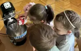 SŁONECZKA POZNAJĄ PROCES POWSTAWANIA MASŁA.