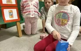 PRZEDSZKOLAKI SPRAWDZAJĄ ILE CUKRU JEST W OPAKOWANIU CUKIERK&Oacute;W SKITTLES