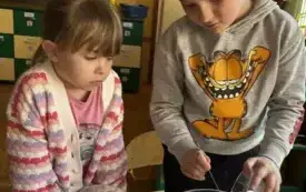 PRZEDSZKOLAKI PRZYGOTOWUJĄ TWAROŻEK