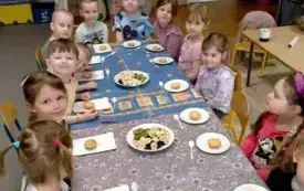 PRZEDSZKOLAKI PRZYGOTOWUJĄ BABECZKI Z OWOCAMI