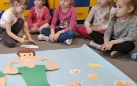GRUPA ZAJĄCZKI WYKONUJE TEMATYCZNĄ PRACĘ PLASTYCZNĄ