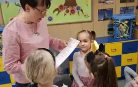 Pani Małgorzata otrzymuje podziękowania od dzieci 