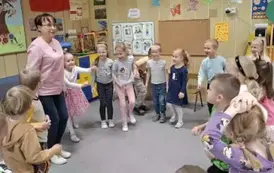 Grupa Zajączk&oacute;w podczas zabawy ruchowej prowadzonej przez Panią Małgorzatę