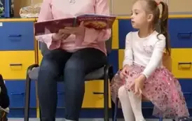 Pani Małgorzata czyta bajkę dzieciom 