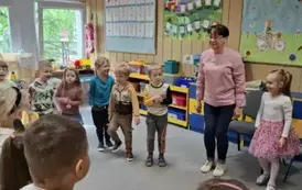 Pani Małgorzata prowadzi zabawę ruchową w grupie Zajączk&oacute;w 