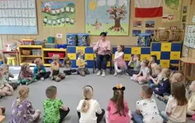 Dzieci słuchają bajki czytanej przez babcię Gabrysi 