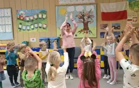 Babcia Gabrysi prowadzi zabawę ruchową 