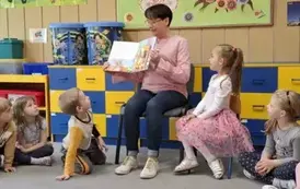 Babcia Gabrysi pokazuje ilustrację z książki 