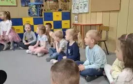 Dzieci słuchają bajki