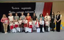 Zdjęcie grupowe uczestnik&oacute;w konkursu z prowadzącymi i jury
