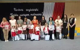 Zdjęcie grupowe uczestnik&oacute;w konkursu z prowadzącymi i jury