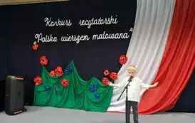 Chłopiec recytuje wiersz