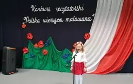 Dziewczynka prezentuje wiersz