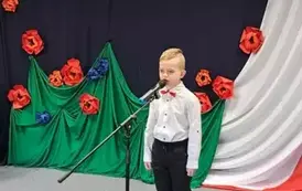 Chłopiec recytuje wiersz