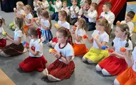 Dzieci biorą udział w zabawie ruchowej