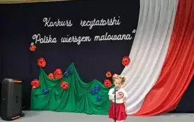 Dziewczynka prezentuje wiersz
