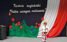Dziewczynka prezentuje wiersz