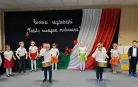 Grupa Słoneczek wykonuje utw&oacute;r muzyczny