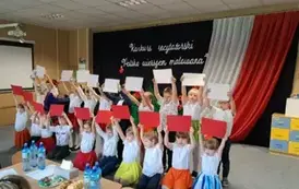 Grupa Słoneczek wykonuje utw&oacute;r muzyczny
