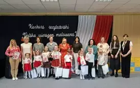 Uczestnicy konkursu pozują do wsp&oacute;lnego zdjęcia z prowadzącymi i jury