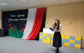 Prowadząca zaprasza kolejnego uczestnika