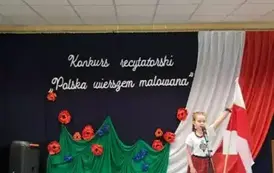 Dziewczynka recytuje wiersz