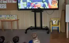Dzieci oglądają film edukacyjny o strażakach 