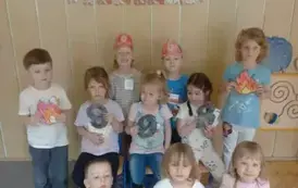 Dzieci pozują do grupowego zdjęcia 