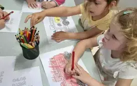 Dzieci podczas wykonywania pracy plastycznej 