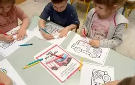 Dzieci podczas wykonywania pracy plastycznej 