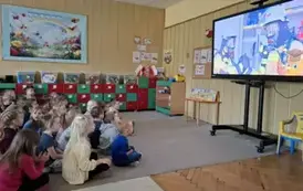 Dzieci oglądają film edukacyjny o strażakach 