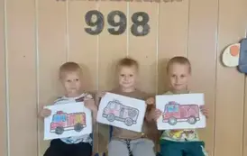 Dzieci pozują do grupowego zdjęcia 