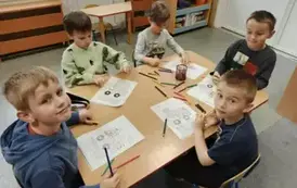 Dzieci podczas wykonywania pracy plastycznej 