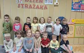 Dzieci pozują do grupowego zdjęcia 