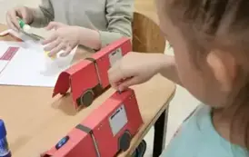 Dzieci podczas wykonywania pracy plastyczno-technicznej