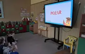 Dzieci oglądają film edukacyjny o strażakach 