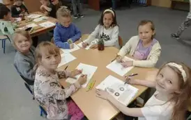 Dzieci podczas wykonywania pracy plastycznej 