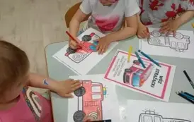 Dzieci podczas wykonywania pracy plastycznej 