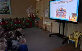 Dzieci oglądają film edukacyjny o strażakach 