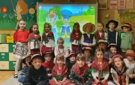 Dzieci pozują do grupowego zdjęcia 
