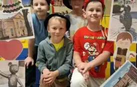 Dzieci pozują do zdjęcia