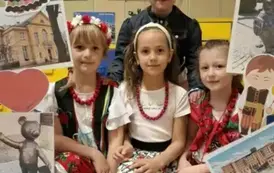Dzieci pozują do zdjęcia